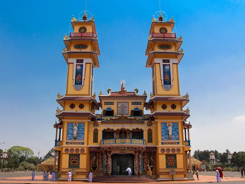 Mặt tiền Tòa Thánh Tây Ninh với lầu chuông và lầu trống. Công trình hoàn thành năm 1947. Ảnh chụp năm 2014.