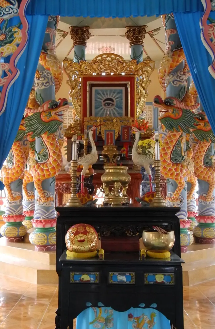 Thiên Bàn một thánh thất Cao Đài ở Mỹ Tho: Thánh Tượng Thiên Nhãn đóng khung đặt trên cao, giữa các cột rồng. Ảnh chụp năm 2011.