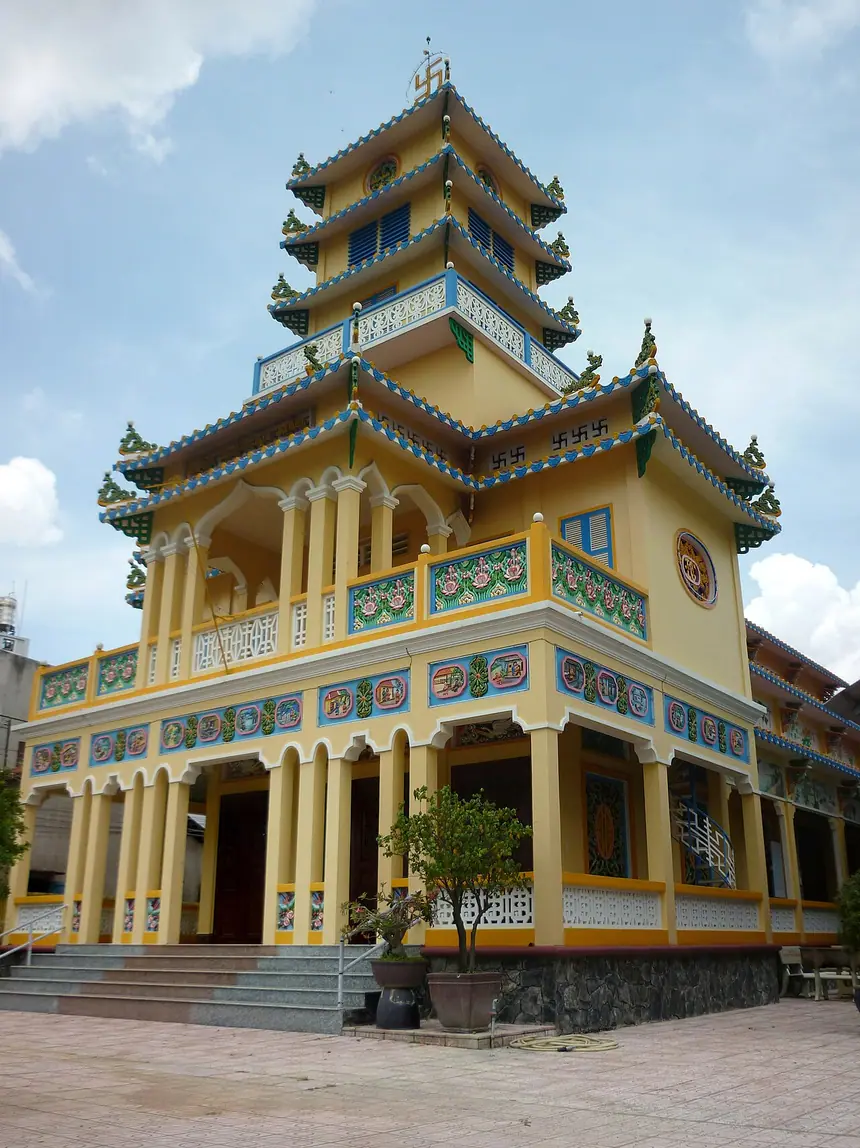 Điện thờ Phật Mẫu Bửu Hòa, Biên Hòa, Đồng Nai, nhìn từ bên ngoài. Ảnh chụp năm 2016. Thư viện chưa có ảnh giấy phép mở chụp bên trong một Điện thờ Phật Mẫu.