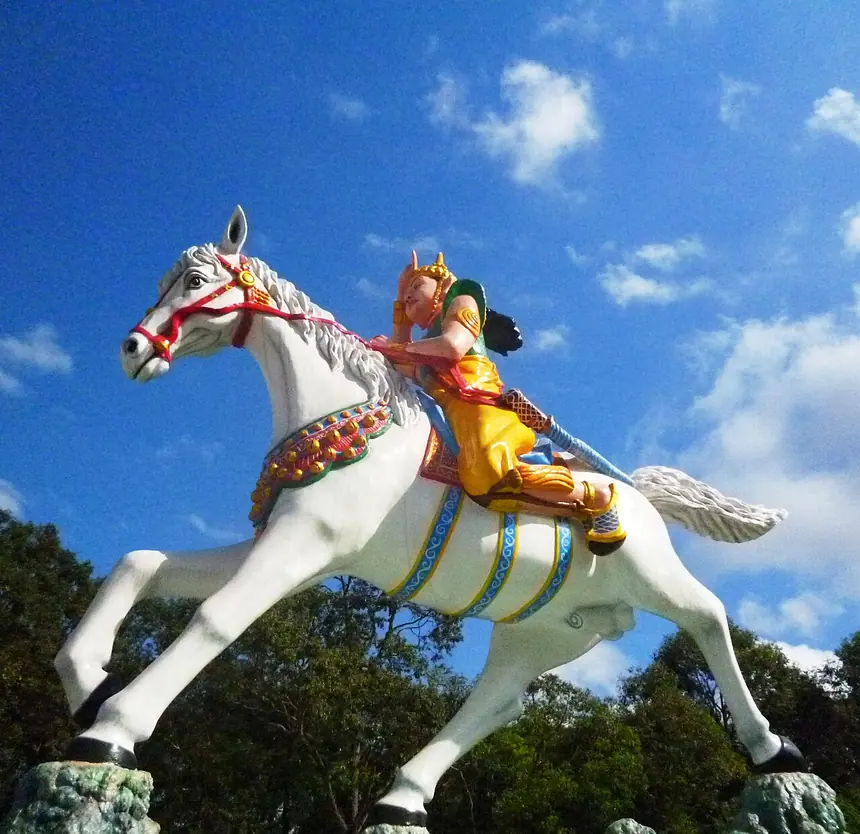 Tượng Thái tử Sĩ Đạt Ta cưỡi ngựa Kiền Trắc đi tìm đạo, ở Đại Đồng Xã trước Tòa Thánh Tây Ninh. Tượng mới, tô màu.