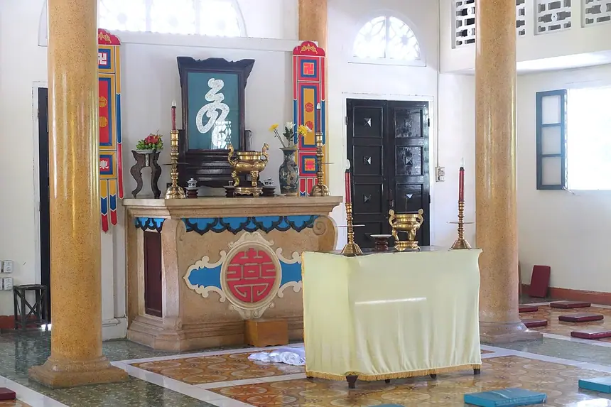 Một bàn thờ ở phía cửa vào của Trung Hưng Bửu Tòa, Đà Nẵng, trên có tấm bảng viết một chữ lớn. Thư viện chưa có nguồn nói rõ bàn thờ này thờ vị nào. Ảnh chụp năm 2014.
