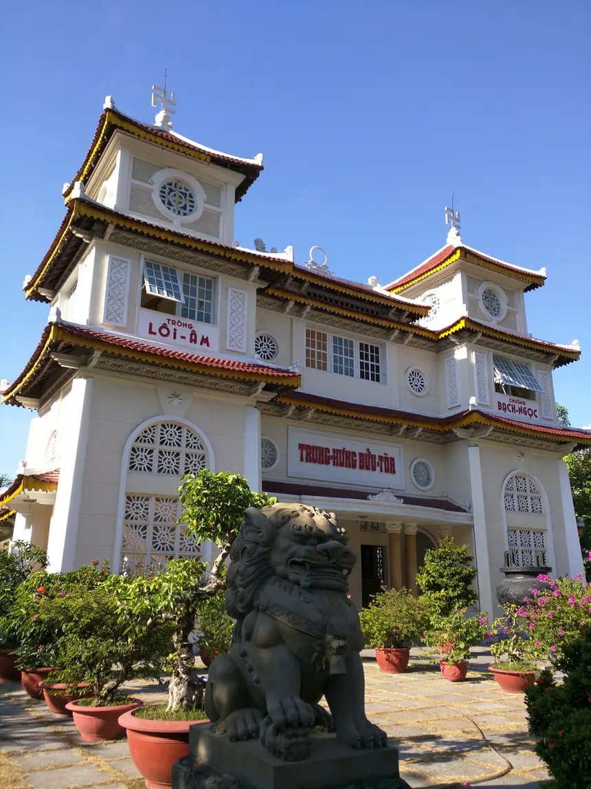 Mặt trước Trung Hưng Bửu Tòa, Đà Nẵng. Ảnh chụp năm 2015.