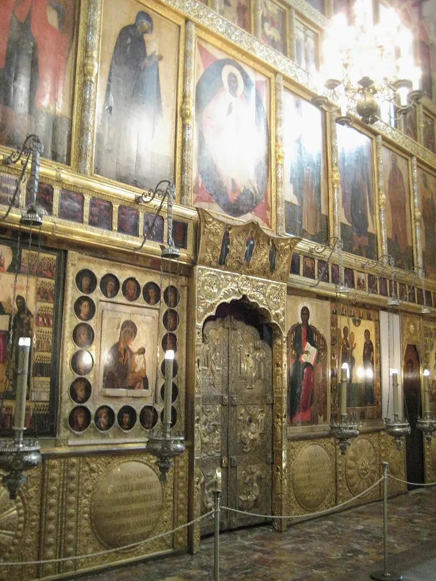 Bình phong ảnh thánh nhiều tầng của nhà thờ Truyền Tin, điện Kremlin, Moscow. Tầng dưới cùng có Cửa Thánh ở giữa.