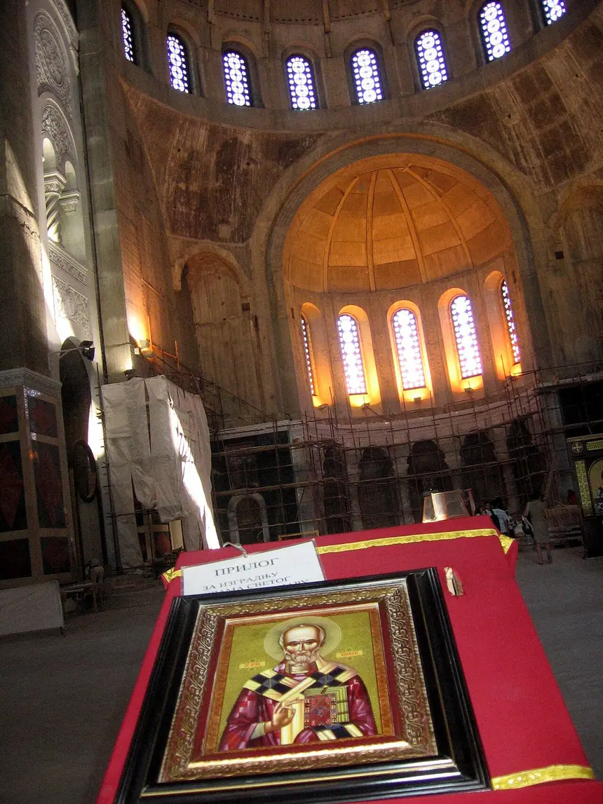 Icon Thánh Sava đặt trên giá giữa một nhà thờ Chính Thống Serbia đang xây, để tín hữu tới hôn kính.