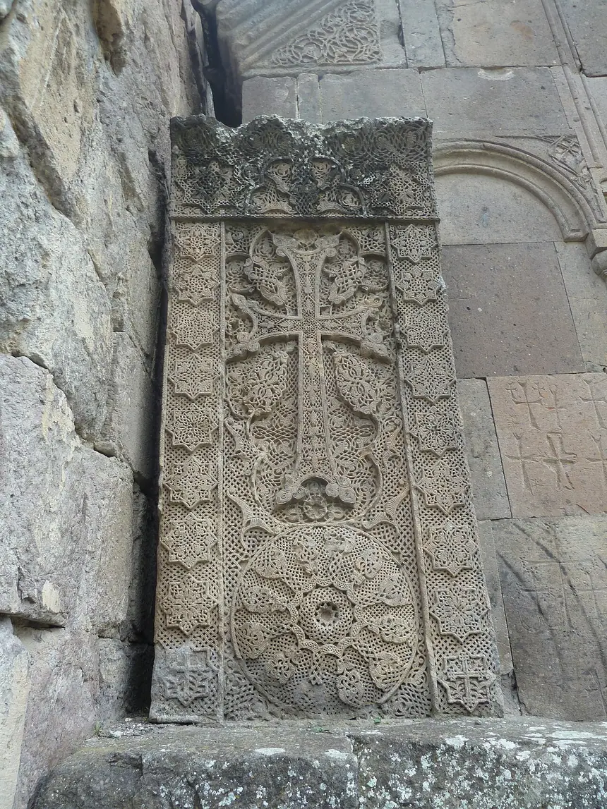 Một khachkar (bia đá khắc thập tự) ở tu viện Goshavank, Armenia.