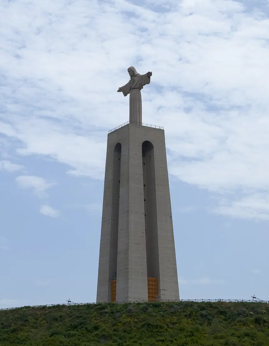 Đài Chúa Kitô Vua (Cristo Rei) ở Almada, nhìn sang Lisboa, Bồ Đào Nha, khánh thành ngày 17 tháng 5 năm 1959. Tượng thời nay, đứng dang hai tay trên một trụ cao.