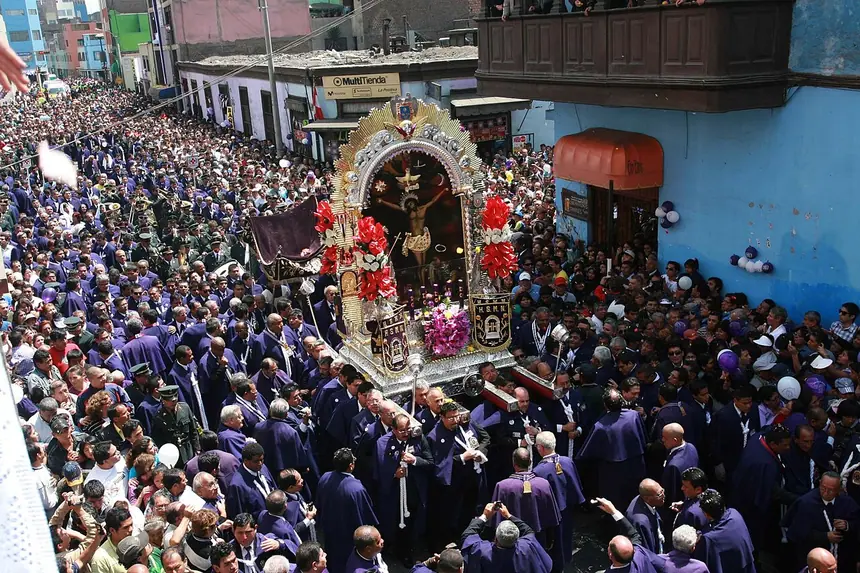 Kiệu rước ảnh Señor de los Milagros (Chúa các Phép Lạ) qua đường phố Lima, Peru.