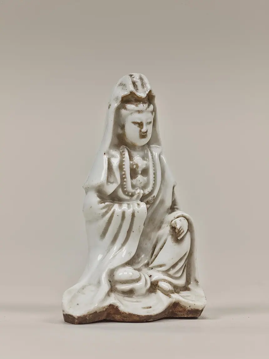 Maria Kannon: tượng Quan Âm bế con bằng sứ trắng Đức Hóa, Trung Quốc, thế kỷ 17, được người Kitô hữu ẩn tu Nhật Bản kính như Đức Mẹ. Tài sản văn hóa quan trọng. Bảo tàng Quốc gia Tokyo.