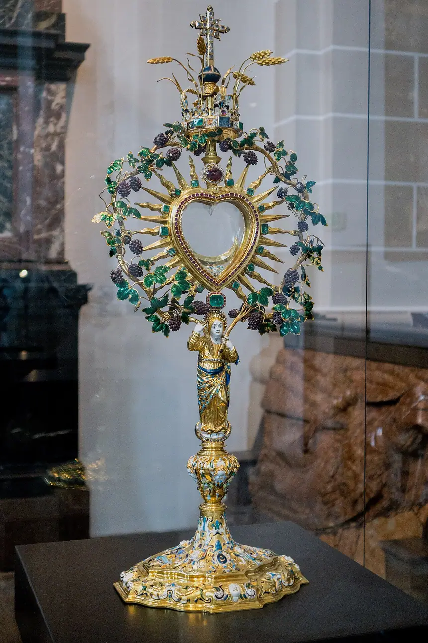 Mặt nhật bằng vàng, năm 1649 tới 1655, do giám mục Vilnius Jurgis Tiškevičius dâng cho kho báu nhà thờ chính tòa. Bảo tàng Di sản Giáo hội, Vilnius, Litva.