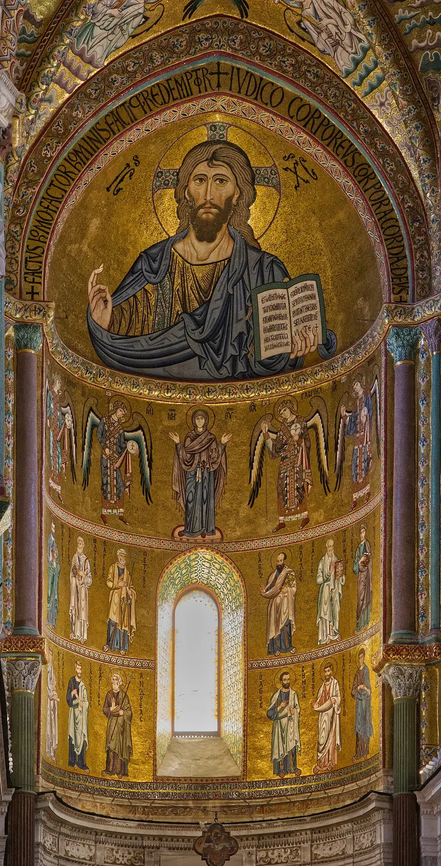 Chúa Kitô Toàn Năng (Pantocrator), tranh khảm trên vòm hậu cung nhà thờ chính tòa Cefalù, Sicilia, Ý, thế kỷ 12. Tay phải giơ lên chúc lành, tay trái cầm sách Tin Mừng mở.