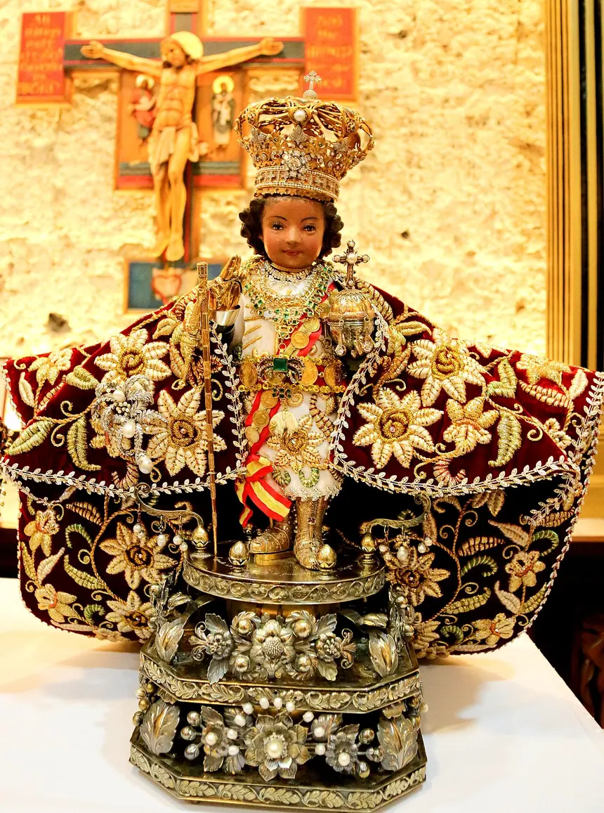 Tượng Santo Niño de Cebú (Chúa Hài Đồng Cebu) trong áo choàng thêu, đội triều thiên. Người đăng ảnh ghi đây là tượng gốc. Cebu, Philippines. Ảnh chụp năm 2014.