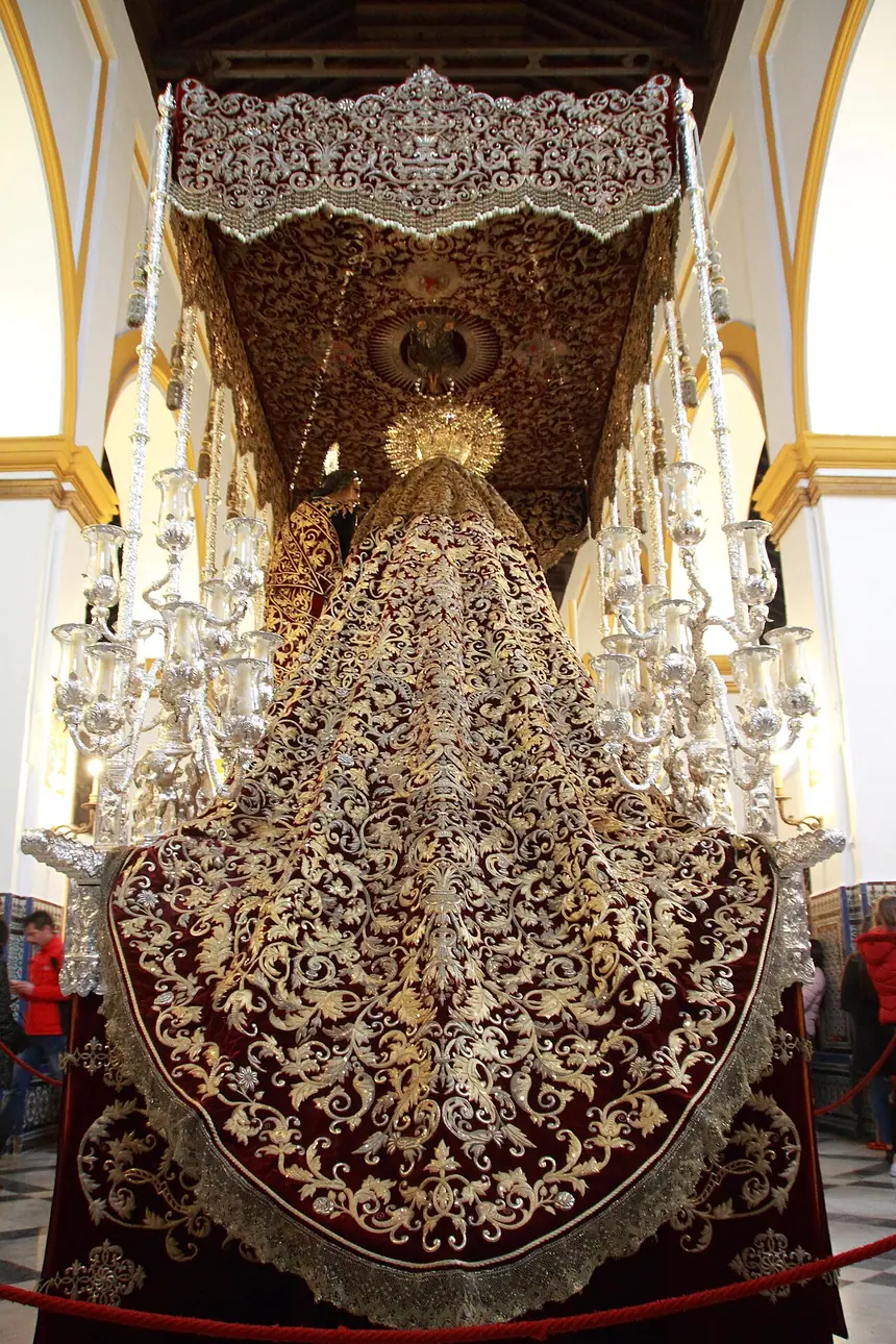 Kiệu có tán che (paso de palio) của Đức Mẹ Amargura, Sevilla, Tây Ban Nha, nhìn từ phía sau với tấm áo choàng thêu. Ảnh chụp năm 2018.