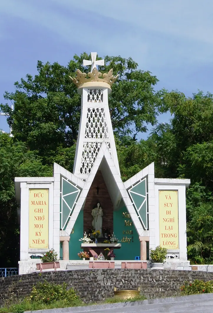 Đài Đức Mẹ tại linh địa Trà Kiệu, Quảng Nam cũ, nay thuộc Đà Nẵng. Công trình thời nay. Ảnh chụp tháng 7 năm 2011.