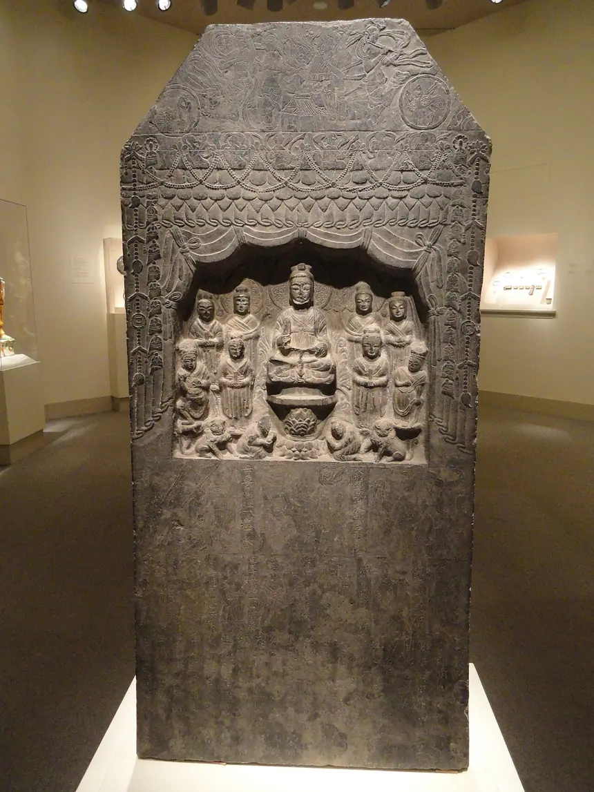 Bia Đạo giáo có bài minh ghi năm 572, đá vôi, thời Bắc Chu. Phòng trưng bày Arthur M. Sackler, Washington.
