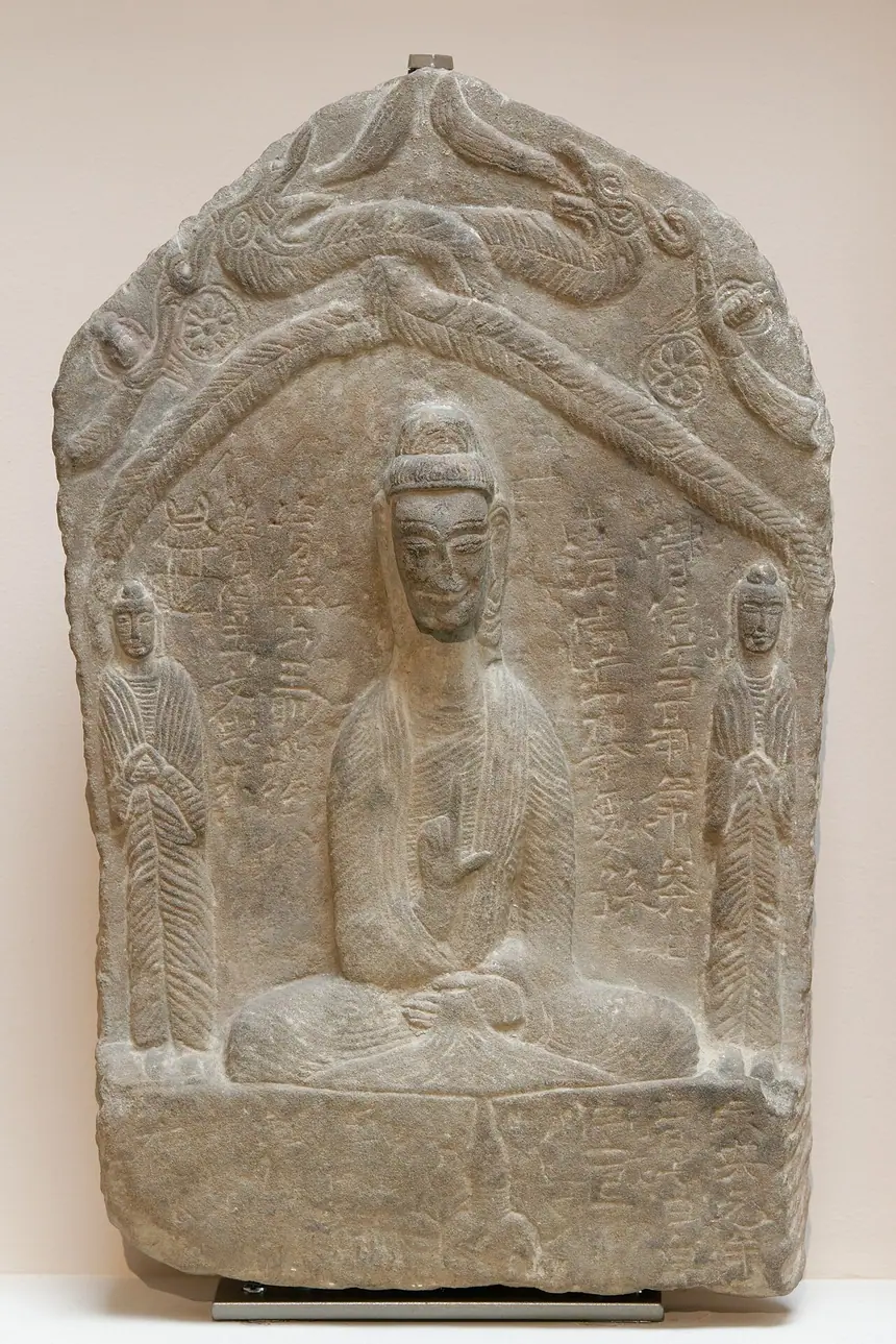 Bia thờ Đạo giáo, đá vôi, miền bắc Trung Quốc (có lẽ Thiểm Tây), thời Bắc Ngụy, niên hiệu Vĩnh An (năm 528 tới 532). Một vị ngồi giữa, hai vị hầu đứng hai bên. Bảo tàng Guimet, Paris, số EO 1324. Nhãn bảo tàng gọi là bia Tam Thanh.