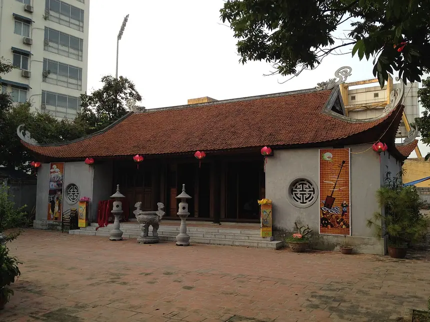 Sân và mặt trước Bích Câu đạo quán, phố Cát Linh, Hà Nội. Thư viện chưa có ảnh giấy phép mở chụp tượng bên trong.
