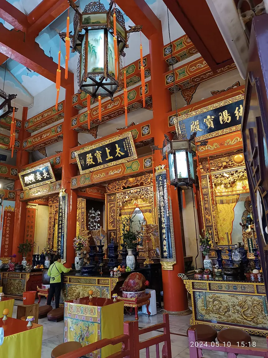 Trong chính điện Bồng Doanh tiên quán (Fung Ying Seen Koon), Phấn Lĩnh, Hồng Kông, một đạo quán phái Toàn Chân Long Môn. Ảnh chụp năm 2024.