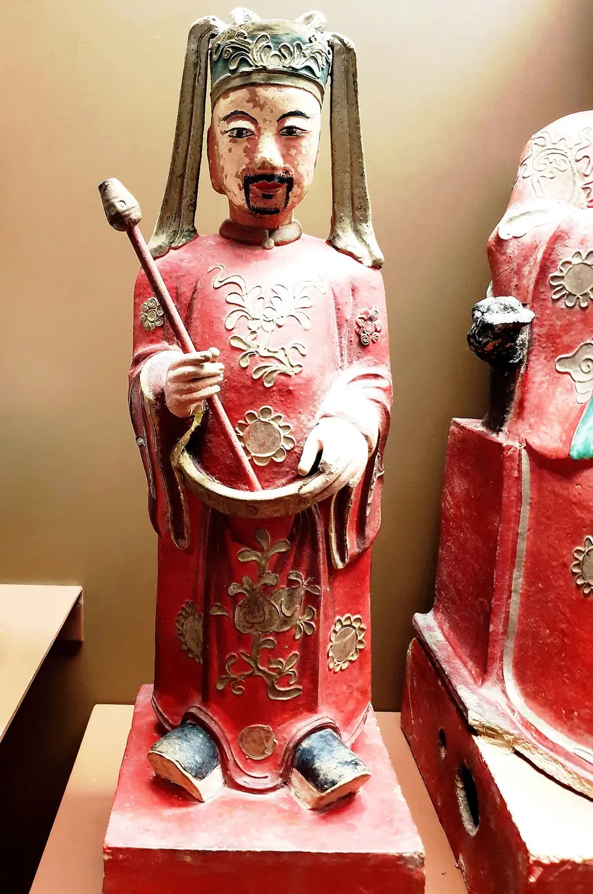 Một pho trong đôi tượng Nam Tào, Bắc Đẩu, gỗ sơn, thời Nguyễn. Bảo tàng Lịch sử Thành phố Hồ Chí Minh. Trang ảnh gốc không ghi pho này là vị nào.