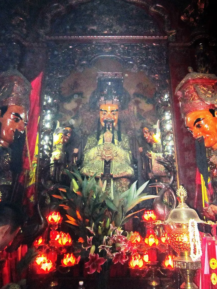 Tượng Ngọc Hoàng Thượng Đế trong chùa Ngọc Hoàng (Phước Hải tự), Thành phố Hồ Chí Minh. Ảnh chụp năm 2013.