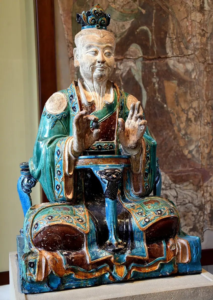 Tượng một vị thần Đạo giáo ngồi trên ngai, gốm tráng men nhiều màu, thời Minh. Bảo tàng Anh, London. Bảo tàng cho rằng nhiều khả năng đây là Nguyên Thủy Thiên Tôn.