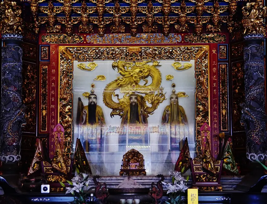 Ban thờ Tam Thanh trong chính điện Thánh Thiên cung (Seitenkyū), Sakado, tỉnh Saitama, Nhật Bản. Cung do người Đài Loan dựng, khánh thành năm 1995.