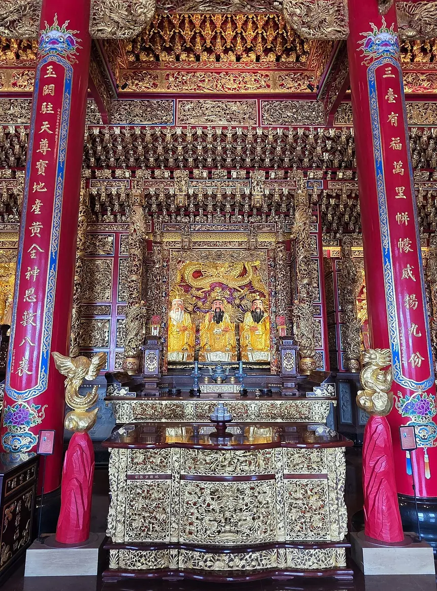 Khám thờ Tam Thanh đạo tổ ở điện Thanh Vân, Thụy Phương, Đài Loan. Tượng mới, ảnh chụp năm 2025.