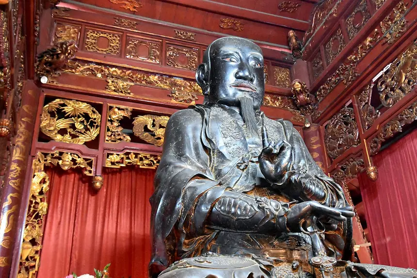 Cận cảnh tượng Huyền Thiên Trấn Vũ ở đền Quán Thánh: tóc xõa, không đội mũ, tay trái bắt quyết trước ngực. Ảnh chụp năm 2017.