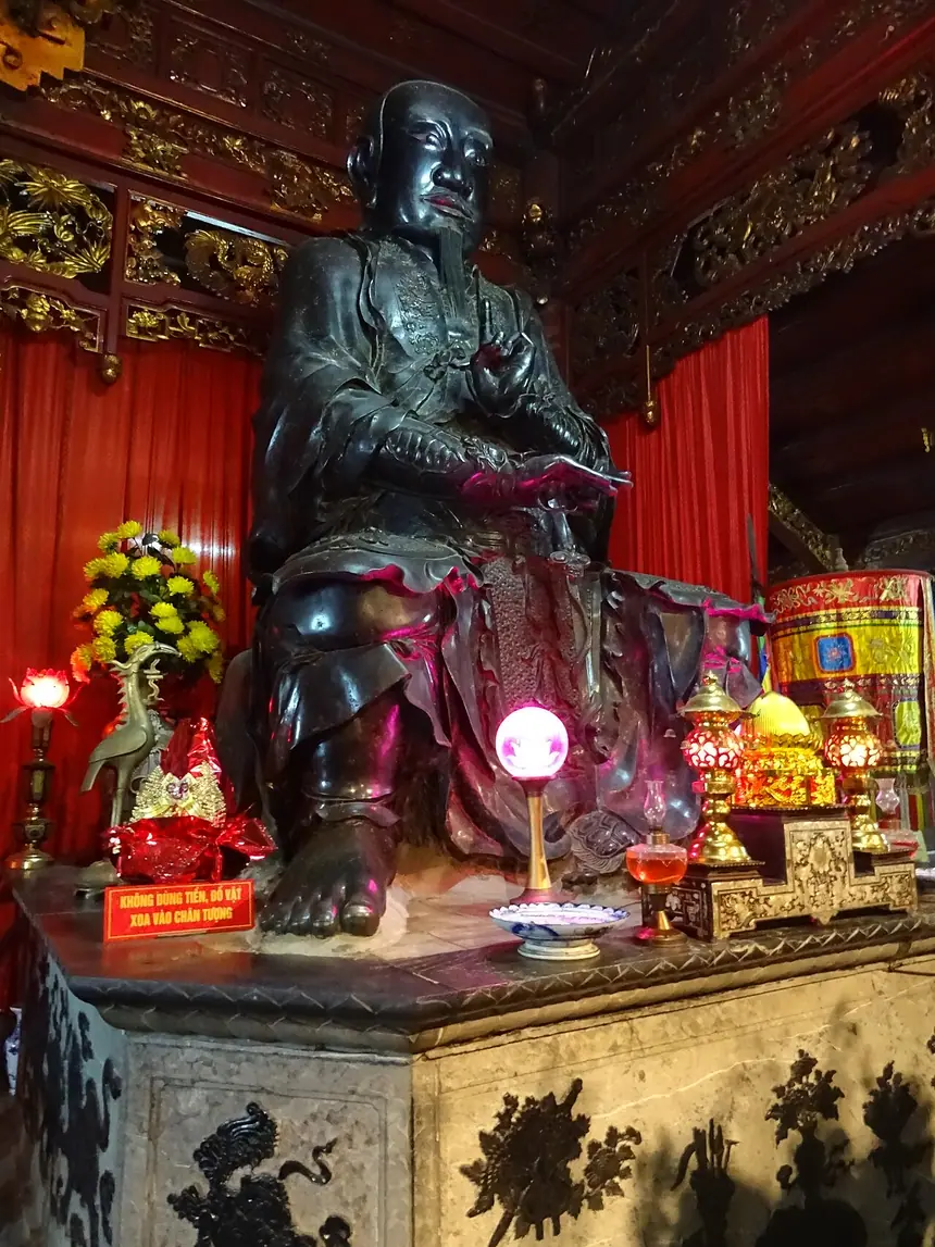 Tượng Huyền Thiên Trấn Vũ, đồng đen, đúc năm 1677, tại đền Quán Thánh, Hà Nội. Bảo vật quốc gia.