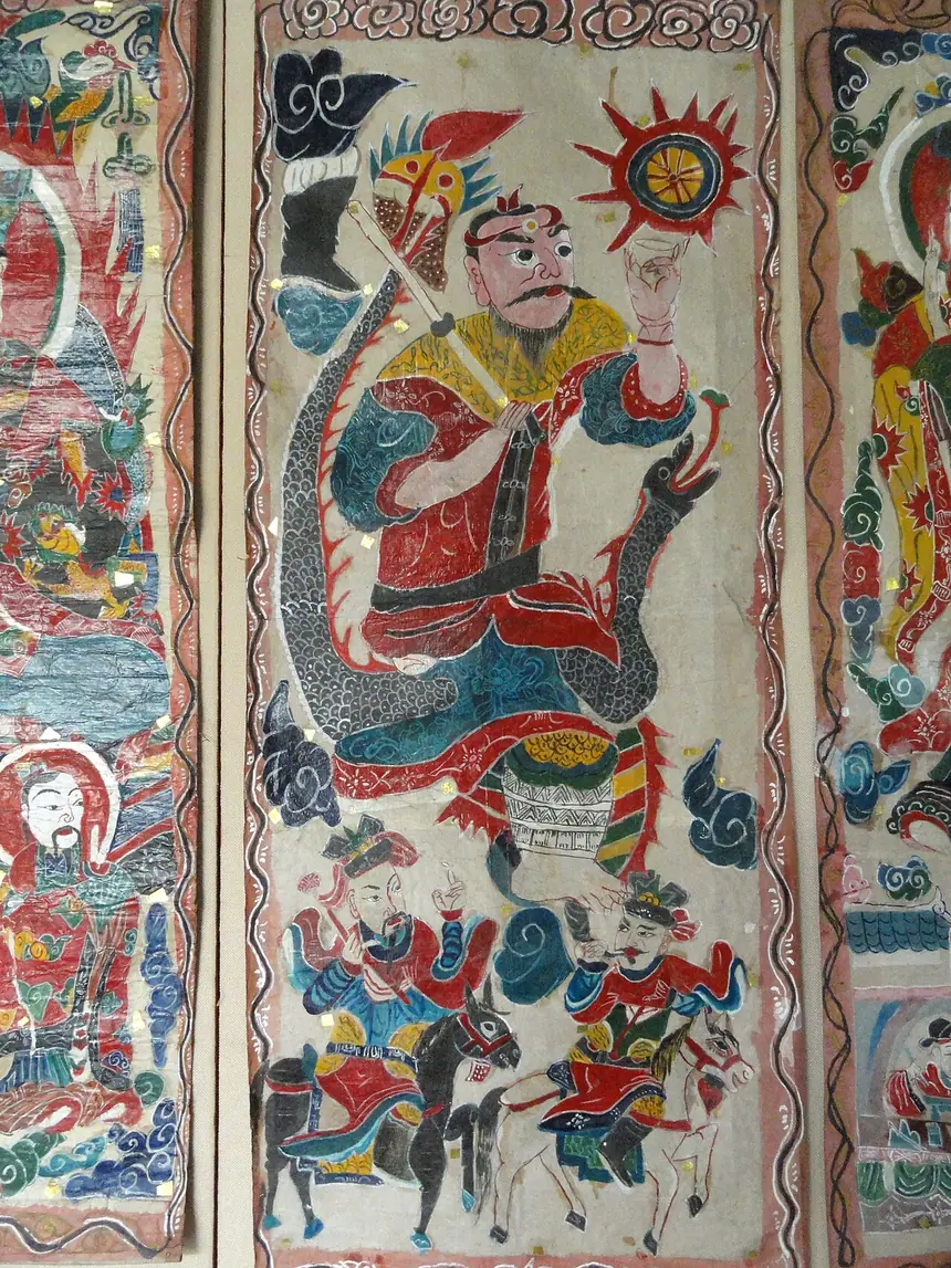 Tranh thờ của thầy cúng người Dao (Trung Quốc gọi là Yao). Bảo tàng Dân tộc Vân Nam, Côn Minh. Đây là tranh của người Dao bên Trung Quốc, thư viện chưa có ảnh giấy phép mở của tranh thờ người Dao ở Việt Nam.