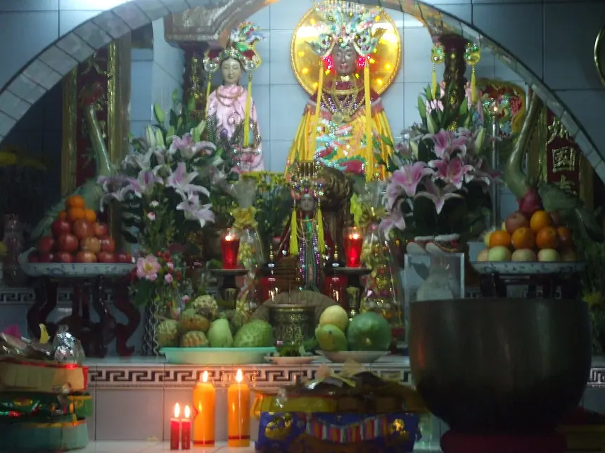 Nơi thờ và tượng Bà Đen (Linh Sơn Thánh Mẫu) ở núi Bà Đen, Tây Ninh, năm 2008. Người chụp ghi pho tượng nhỏ, cao khoảng 0,6 mét.