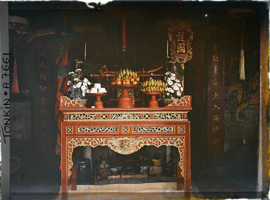 Ban thờ bày đầy lễ vật trong một ngôi đền nhỏ ở Hà Nội. Chú thích gốc ghi "đạo Ba Cõi". Ảnh autochrome của Léon Busy, tháng 5 năm 1916. Lưu trữ Albert Kahn.