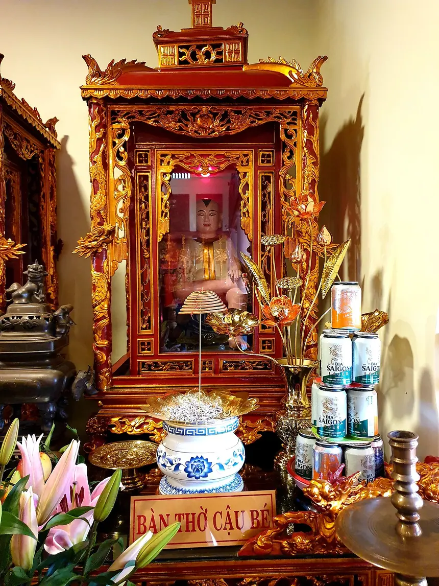 Khám thờ Cậu Bé trong đền thờ Đức Thánh Trần ở Quận 1, Thành phố Hồ Chí Minh, tháng 12 năm 2021. Tấm biển phía trước ghi "Bàn thờ Cậu Bé".
