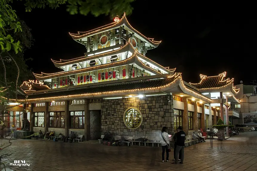 Miếu Bà Chúa Xứ núi Sam, Châu Đốc, An Giang, ảnh chụp ban đêm năm 2014.