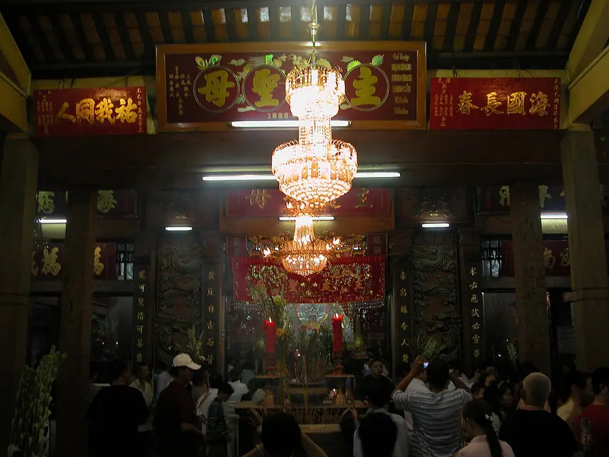 Bên trong miếu Bà Chúa Xứ núi Sam, Châu Đốc, năm 2008. Tượng Bà ở sâu trong chính điện, không thấy rõ trong ảnh.