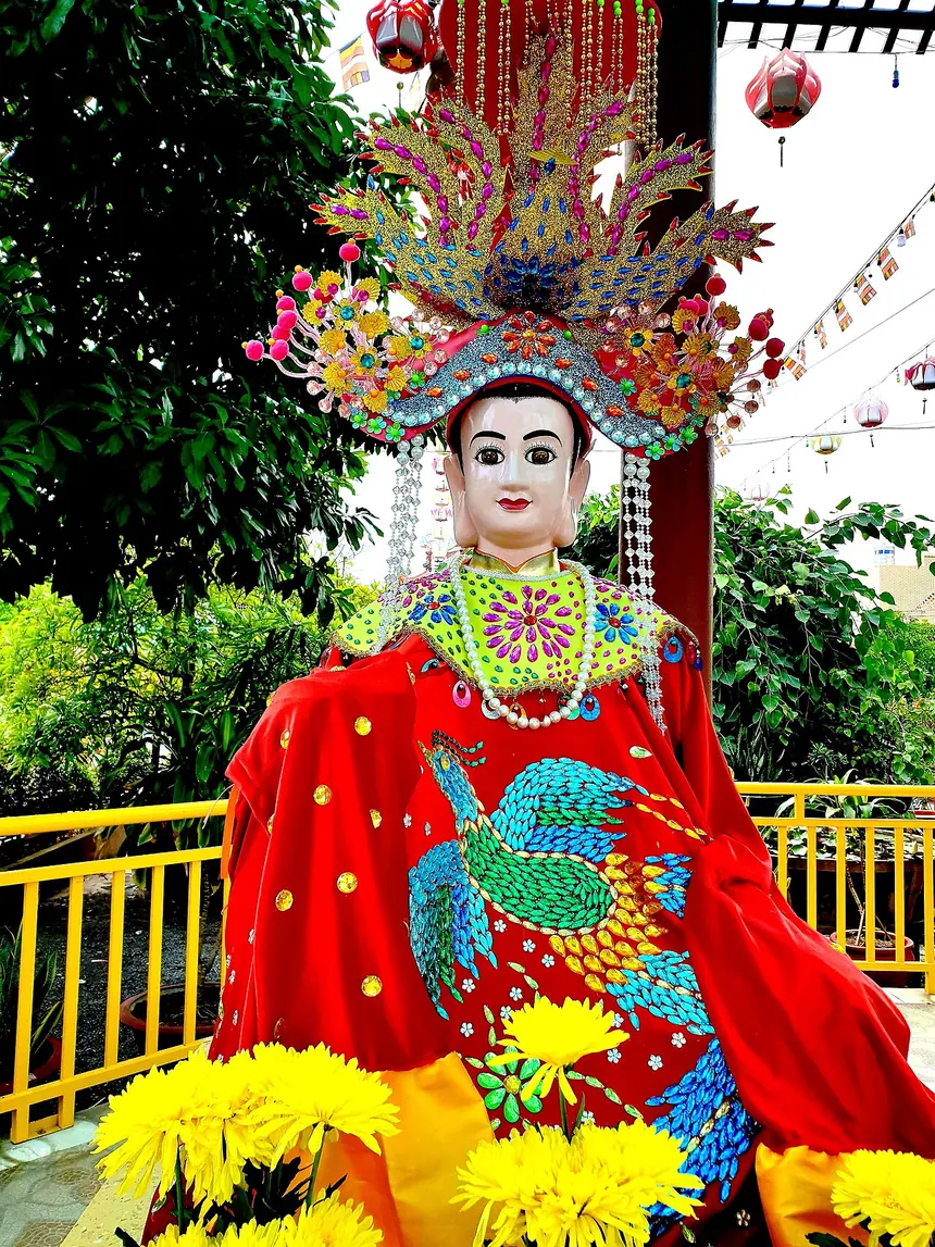 Một tượng thờ Bà Chúa Xứ áo đỏ, đội mão, ở chùa Từ Hạnh, ảnh chụp năm 2022. Tượng mới, không phải pho tượng đá ở núi Sam.