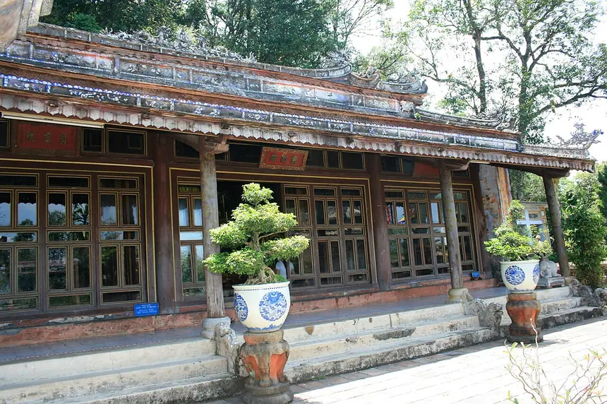 Chính điện của điện Hòn Chén, Huế (theo chú thích của người chụp), đăng năm 2008.