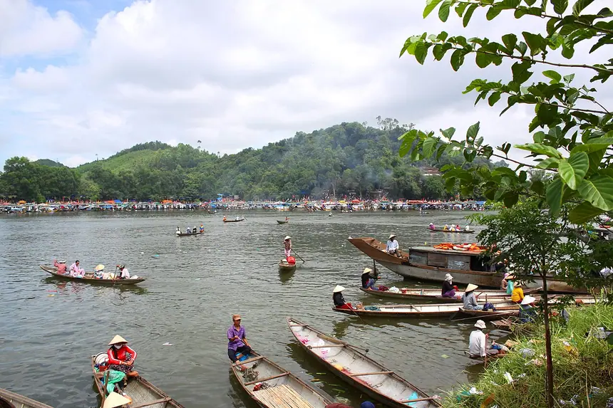 Thuyền bè trên sông trong lễ hội điện Huệ Nam, Huế, tháng 8 năm 2012.