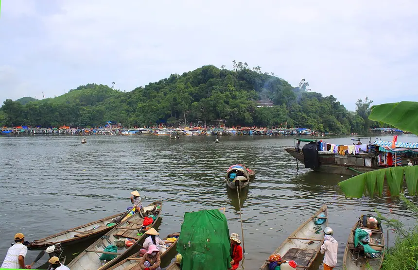 Bến sông và núi nơi có điện Hòn Chén (điện Huệ Nam), Huế, ảnh chụp trong một kỳ lễ hội, đăng năm 2008.