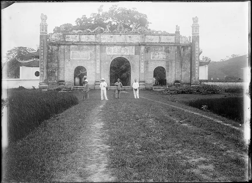 Cổng đền Kiếp Bạc, ảnh André Salles chụp năm 1904. Thư viện số Gallica.