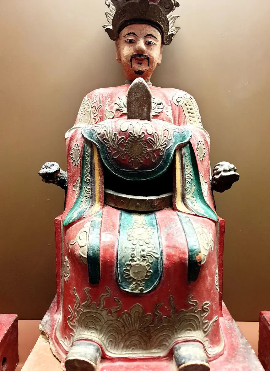 Tượng Ngọc Hoàng ngồi ngai, hai tay cầm hốt, hiện vật thời Nguyễn. Bảo tàng Lịch sử Thành phố Hồ Chí Minh. Đây là hiện vật bảo tàng, không phải tượng lấy từ một điện Mẫu cụ thể.