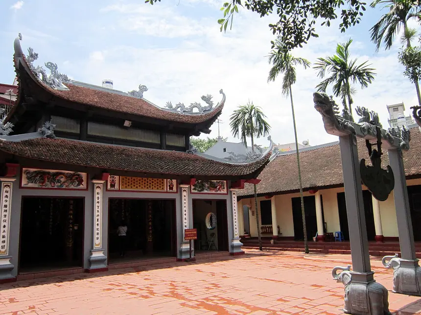Phủ Tây Hồ trên bán đảo giữa hồ Tây, Hà Nội, nơi thờ Mẫu Liễu Hạnh. Ảnh chụp năm 2013.
