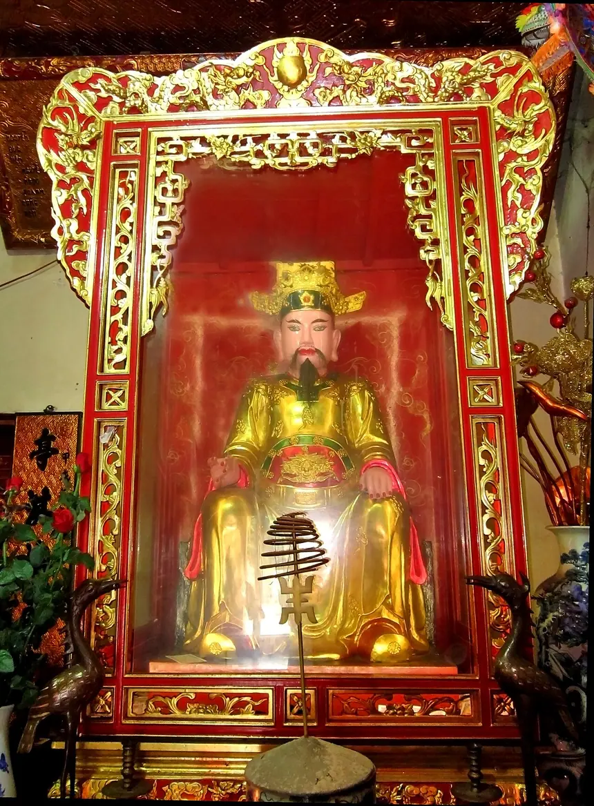 Tượng Quan lớn Tuần Tranh trong khám, đền Kỳ Cùng, thành phố Lạng Sơn. Ảnh chụp năm 2013.