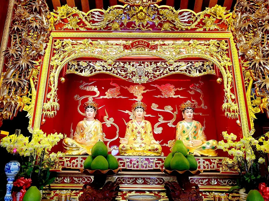 Ban thờ Tam tòa Thánh Mẫu ở tu viện Vĩnh Nghiêm, ảnh chụp năm 2022: ba pho tượng ngồi ngang hàng trong khám sơn son thếp vàng. Tượng mới.