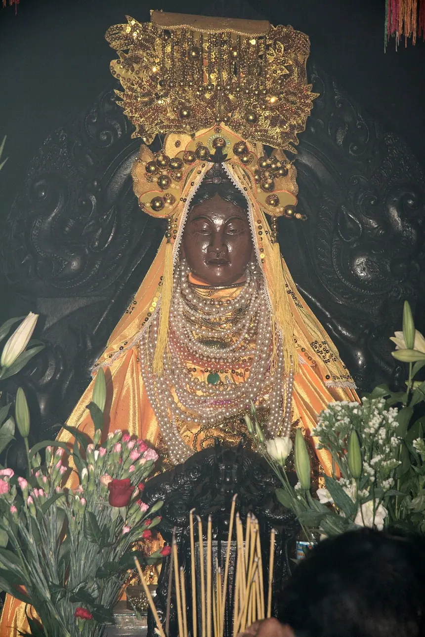 Tượng Bà Po Nagar, người Việt gọi là Thánh Mẫu Thiên Y A Na, mặc áo mão trong Tháp Bà, Nha Trang. Ảnh đăng năm 2009.