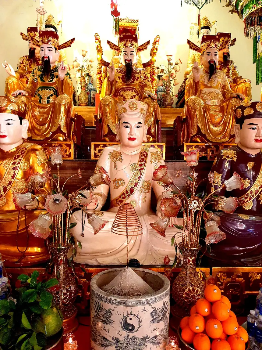 Cũng ban thờ ấy nhìn thẳng: các lớp tượng xếp từ cao xuống thấp, bát hương ở trước. Chùa Giác Hải, năm 2022.