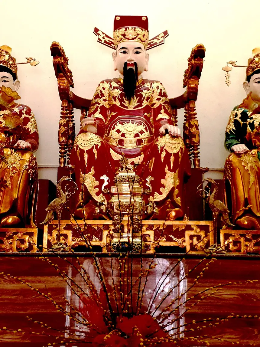Tượng Đức Thánh Trần áo đỏ, đội mũ cánh chuồn, ngồi ngai, ở chùa Giác Hải, ảnh chụp năm 2022. Tượng mới.
