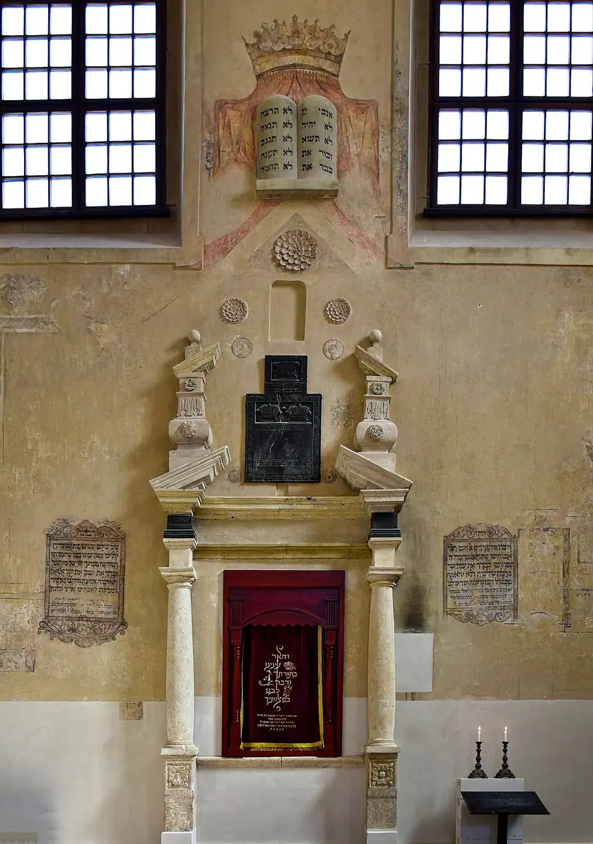 Tường phía đông hội đường Izaak, Kraków (xây xong năm 1644): Tủ Thánh có màn đỏ, phía trên là hai bia Mười Điều Răn đội vương miện. Trên tường còn các bài kinh viết bằng sơn.