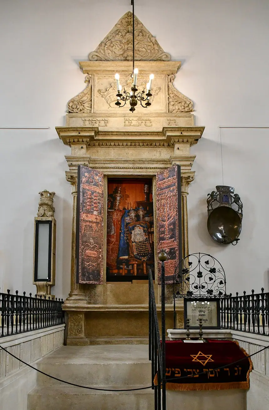 Tủ Thánh của Hội đường Cũ, khu Kazimierz, Kraków, Ba Lan. Tòa nhà nay là bảo tàng.