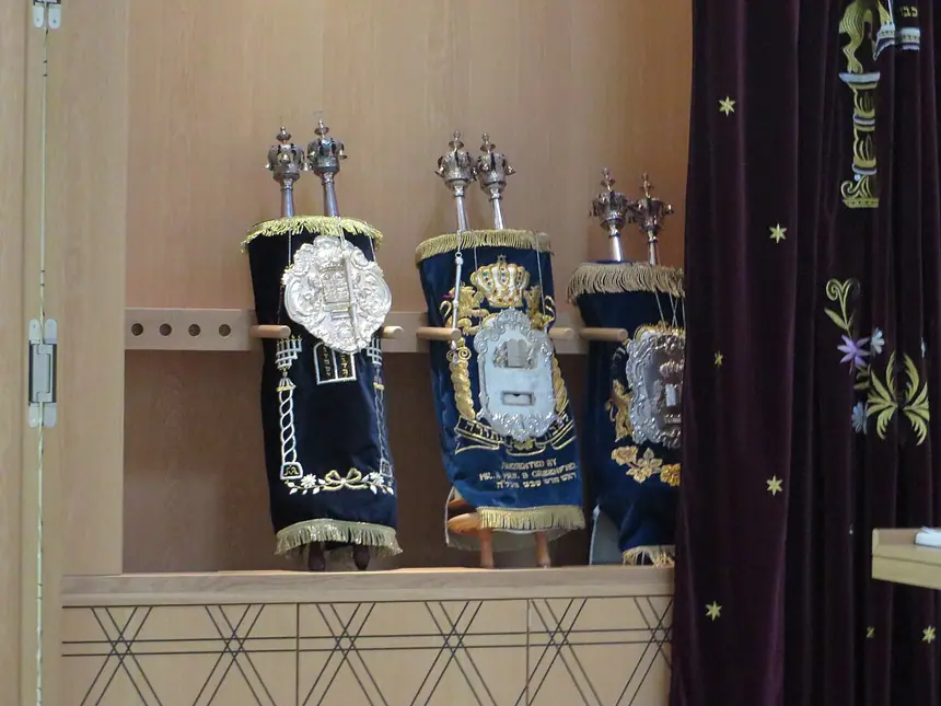 Các cuộn Torah đứng trong Tủ Thánh của hội đường mới ở Bochum, Đức. Mỗi cuộn mặc áo nhung, đeo tấm che ngực bạc, đội chóp hoặc vương miện, theo lối Ashkenazi.