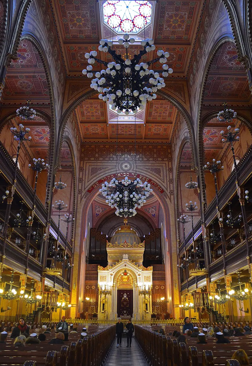 Hội đường phố Dohány, Budapest, xây năm 1854 tới 1859: ba gian dọc như một vương cung thánh đường, Tủ Thánh ở cuối, hai bên là các tầng ban công.